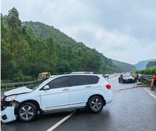 高速上撞上事故车怎么办_撞事故高速责任车到上路怎么赔_高速上撞到事故车谁的责任