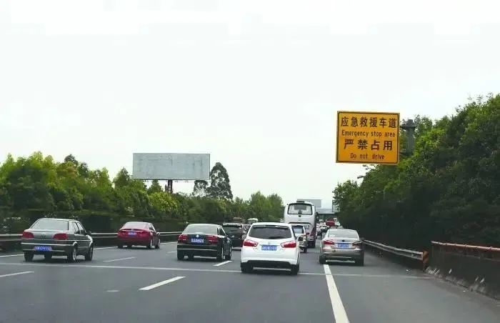 车发生事故报警_车事故怎么报警_报警事故车多久车可以开走