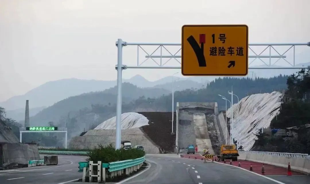 车发生事故报警_车事故怎么报警_报警事故车多久车可以开走