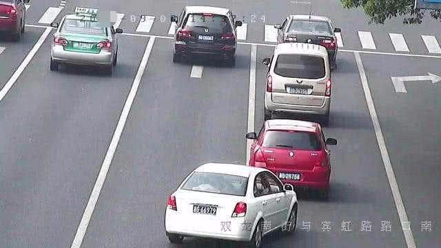 前车违章变道造成后面的车追尾_前方事故后方车辆实线变道_前方车事故后方车实线变道违章吗